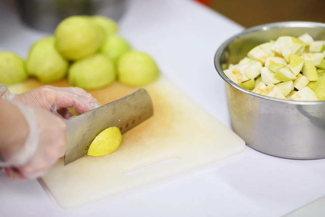 Mastering the Art of Guava Cutting: A Step-by-Step Guide to Perfectly Slicing and Dicing